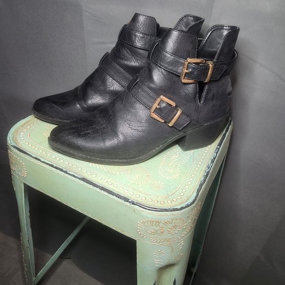 Forever 21 Black Pointed Toe Ankle Boots - Picture 4 of 5